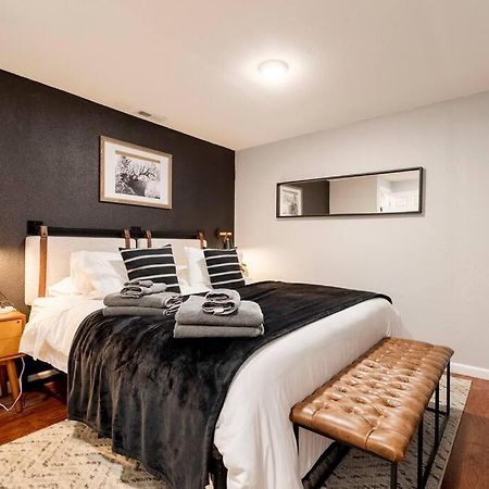 Adorable 2-Bedroom Modern Basement DEN Zewnętrze zdjęcie