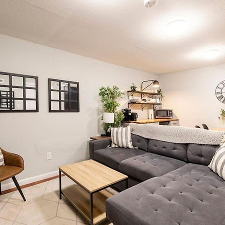 Adorable 2-Bedroom Modern Basement DEN Zewnętrze zdjęcie
