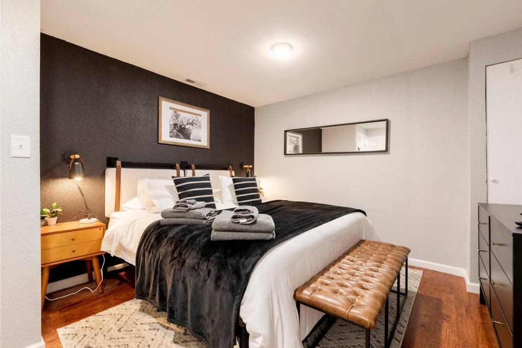 Adorable 2-Bedroom Modern Basement DEN Zewnętrze zdjęcie
