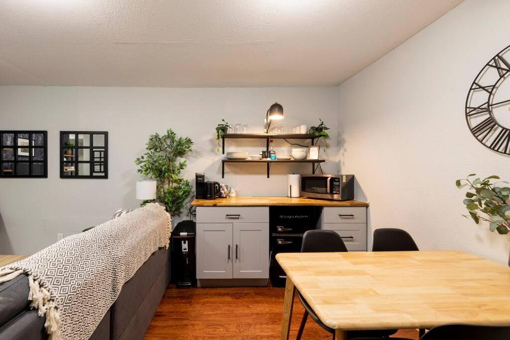 Adorable 2-Bedroom Modern Basement DEN Zewnętrze zdjęcie