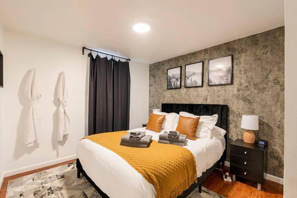 Adorable 2-Bedroom Modern Basement DEN Zewnętrze zdjęcie