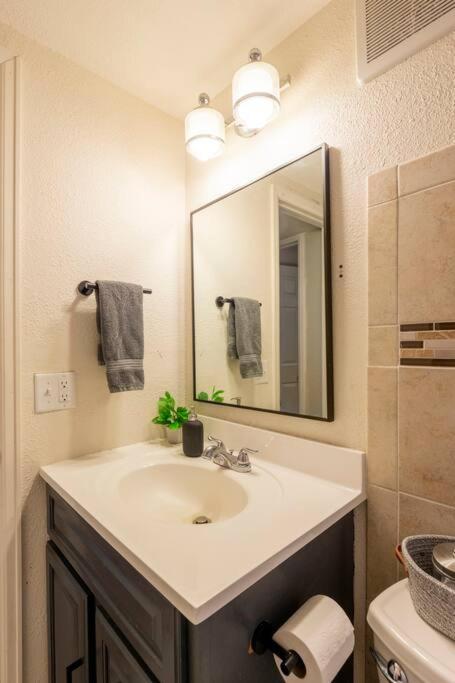 Adorable 2-Bedroom Modern Basement DEN Zewnętrze zdjęcie