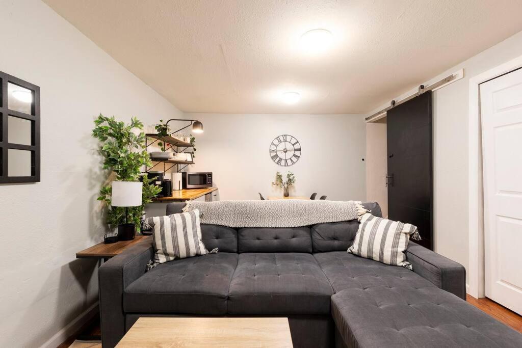 Adorable 2-Bedroom Modern Basement DEN Zewnętrze zdjęcie