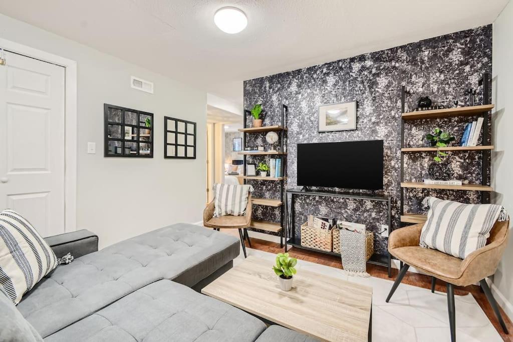 Adorable 2-Bedroom Modern Basement DEN Zewnętrze zdjęcie