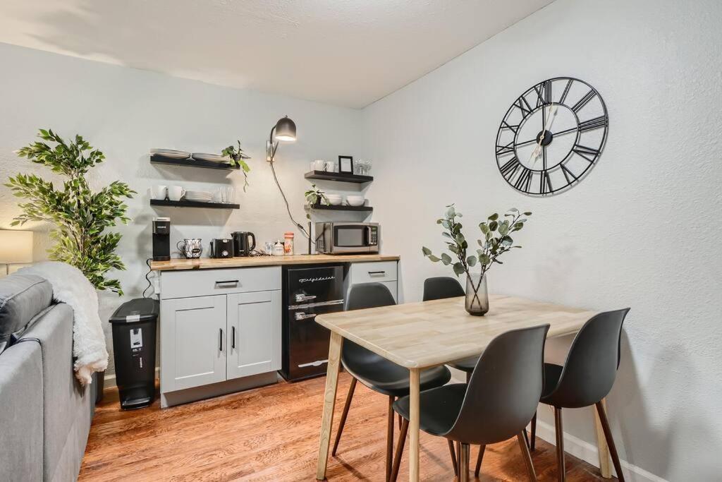 Adorable 2-Bedroom Modern Basement DEN Zewnętrze zdjęcie