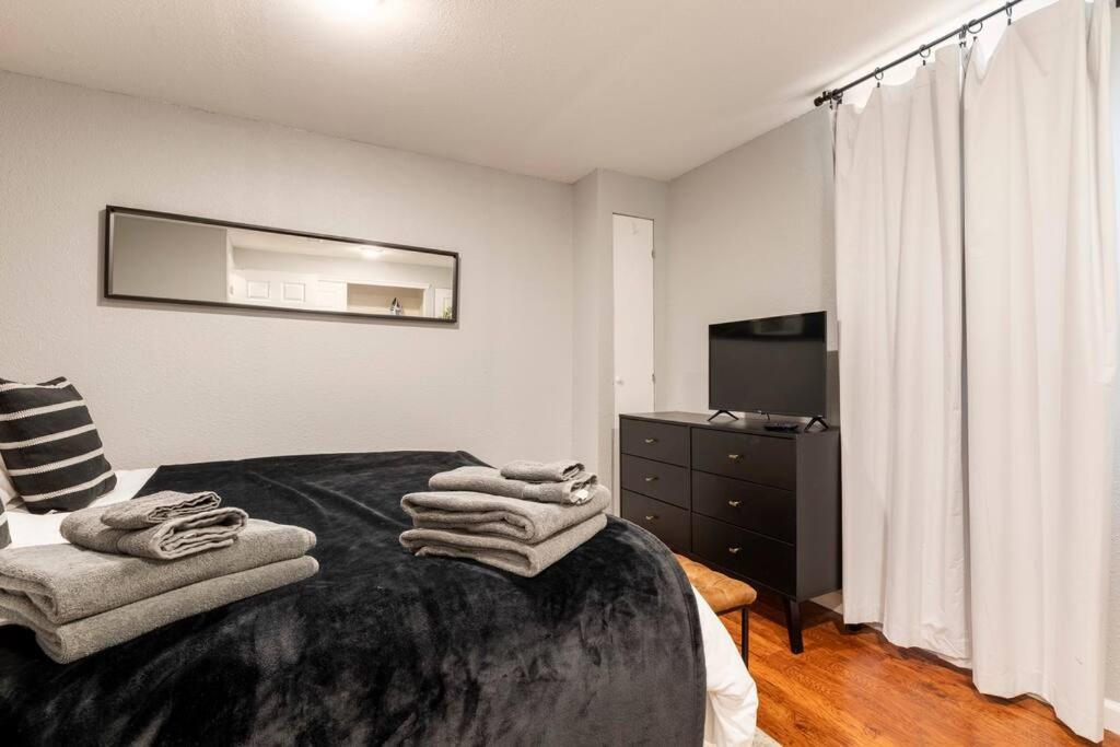 Adorable 2-Bedroom Modern Basement DEN Zewnętrze zdjęcie