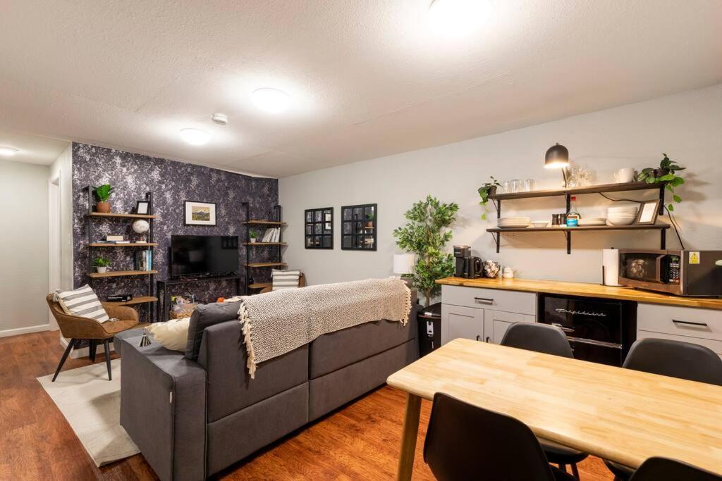 Adorable 2-Bedroom Modern Basement DEN Zewnętrze zdjęcie